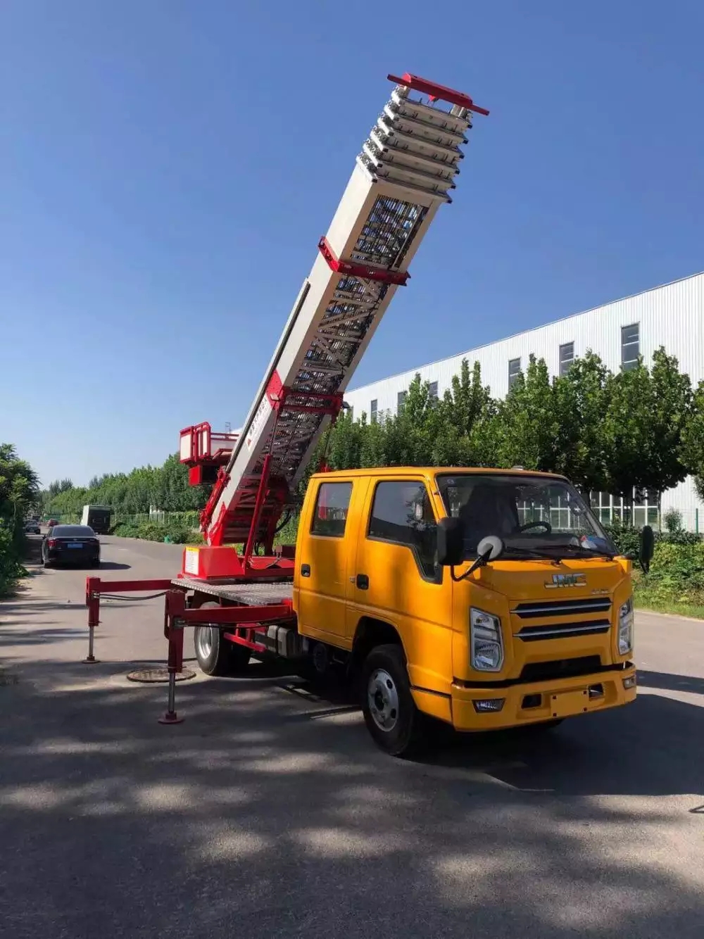 抚州临川附近的云梯车出租服务：轻松解决高空作业需求