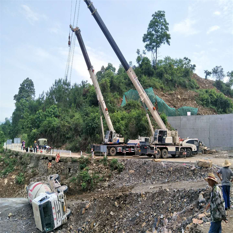 抚州临川汽车掉沟里叫吊车救援要多少钱